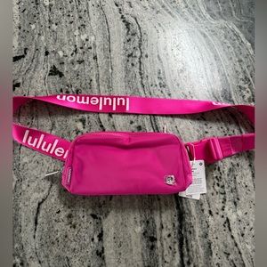 ⭐️NWT Lululemon sonic pink belt bag ⭐️